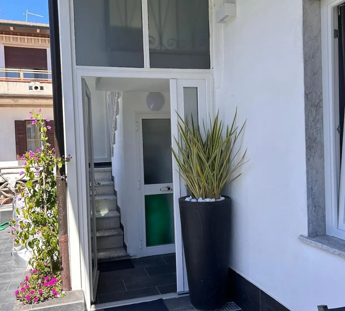 Villa Perla Marina di Massa Guest house